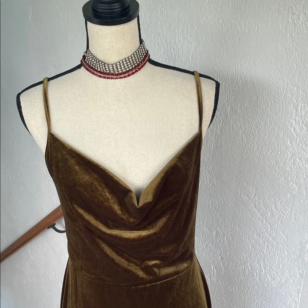 Taylor NWOT Long Elegant Velvet Dress in‎ Olive Green Size 8
